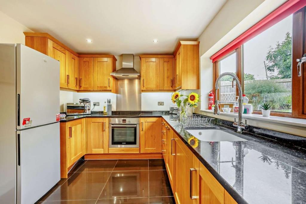 Beautiful 4-5 Bedroom Village House With Rural Views Salford  Dış mekan fotoğraf